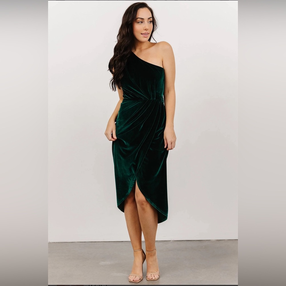 NWT Kourtney Velvet One Shoulder Midi Dress